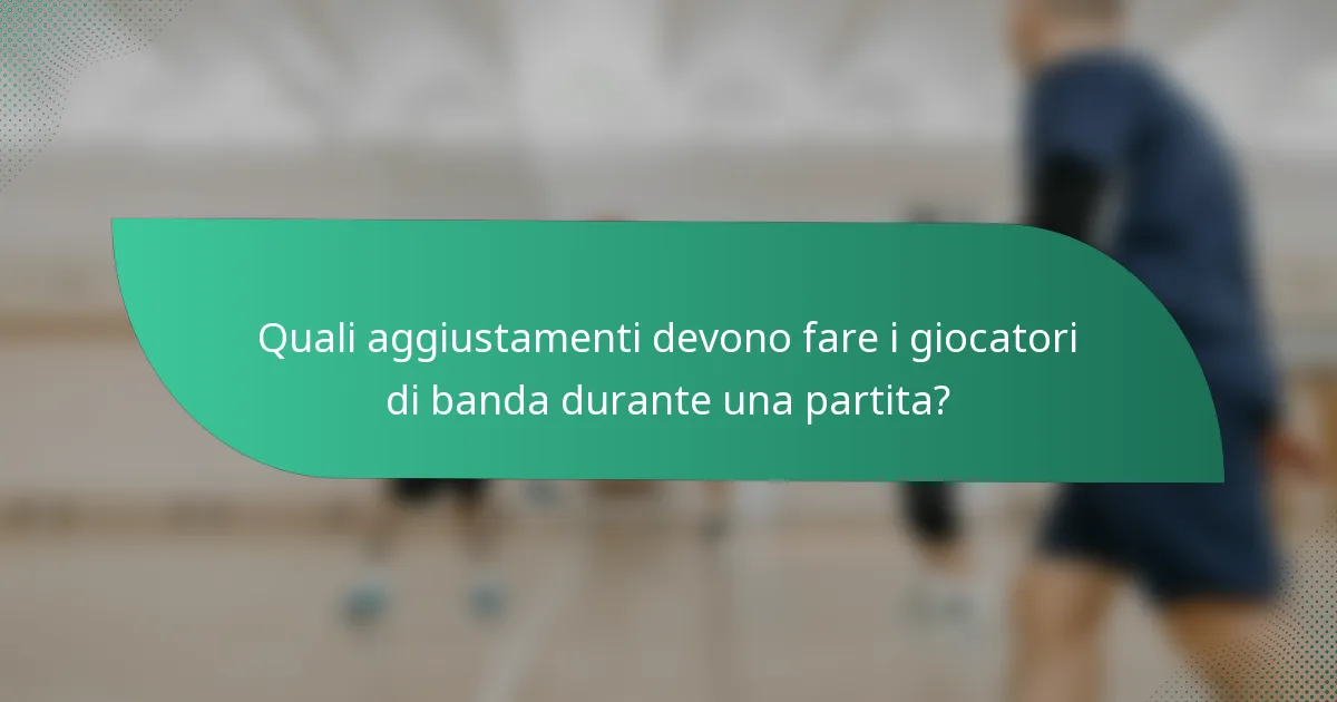Quali aggiustamenti devono fare i giocatori di banda durante una partita?
